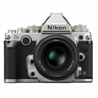 Nikon Df in schwarz-silber von vorne