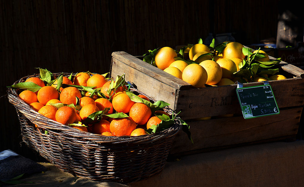 Körbe mit Orangen und Zitronen