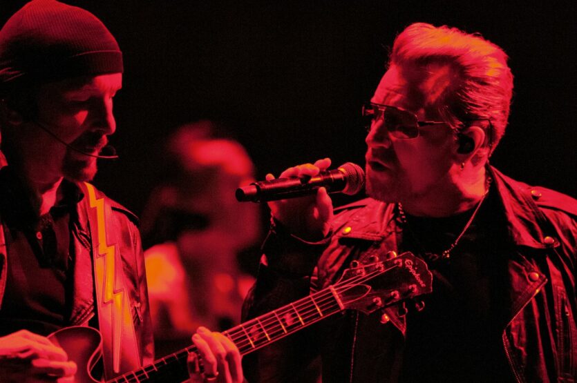 U2-Konzert in der Lanxess Arena 2015 in Köln. Hier zu sehen Lead-Sänger Bono mit Gitarrist "The Edge"