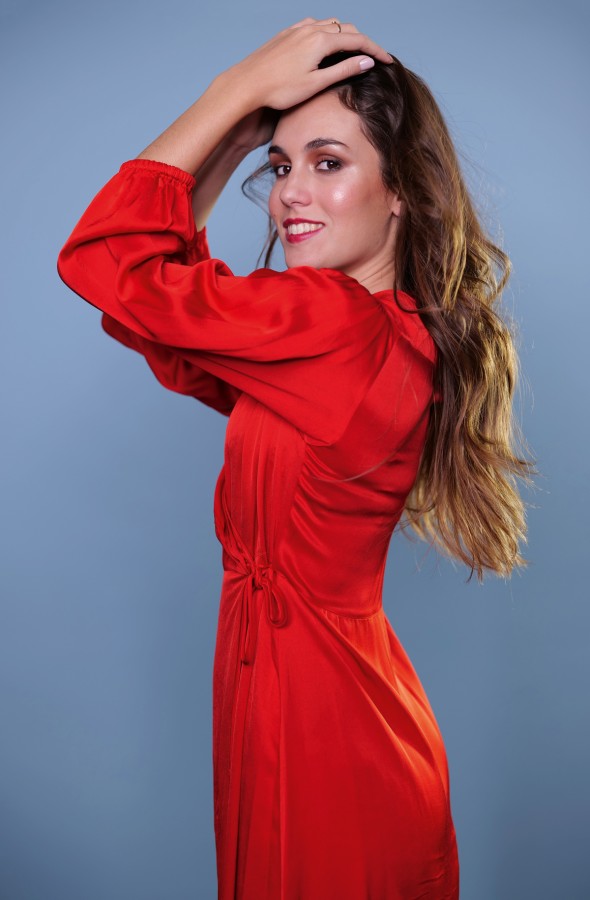 Model im roten Kleid