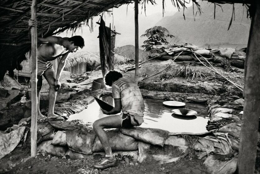 Eines der Werke von Sebastião Salgado: zwei Männer waschen Gold