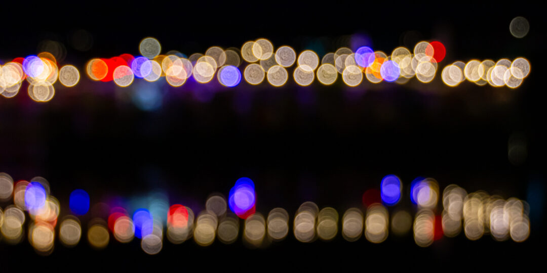 Buntes Bokeh vor schwarzem Hintergrund