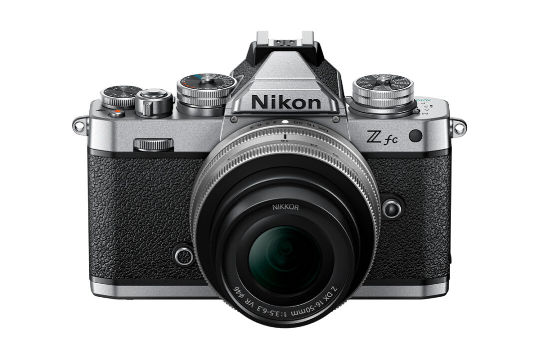 Nikon bietet die Z fc wahlweise im Kit mit DX 3,5-6,3/16-50 mm VR oder dem Vollformatobjektiv Z 2,8/28 mm SE (hier im Bild) an.
