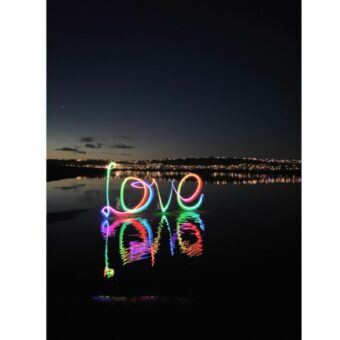 light writing mit dem smartphone: Schriftzug LOVE über Gewässer