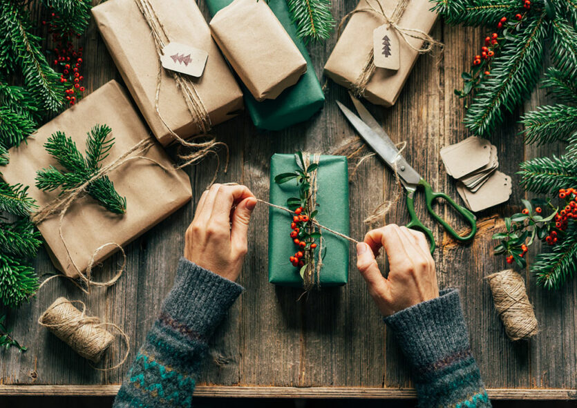 Weihnachtsgeschenke, Männerhände am Einpacken