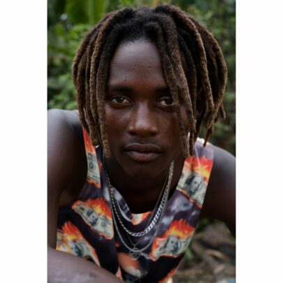 Junger Mann mit Rasta-Frisur von der Insel São Tomé.