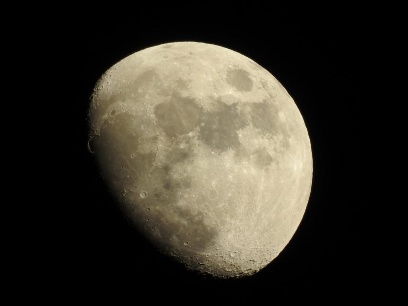 Der Mond, einfangen mit 2000 mm und der Nikon Coolpix P900