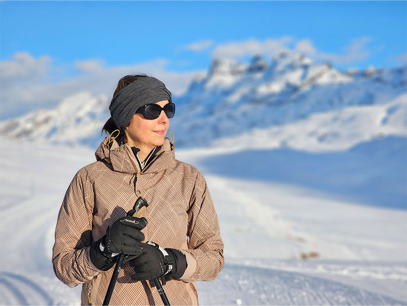 Frau im Schnee. Aufgenommen mit Samsung Galaxy S23 Ultra