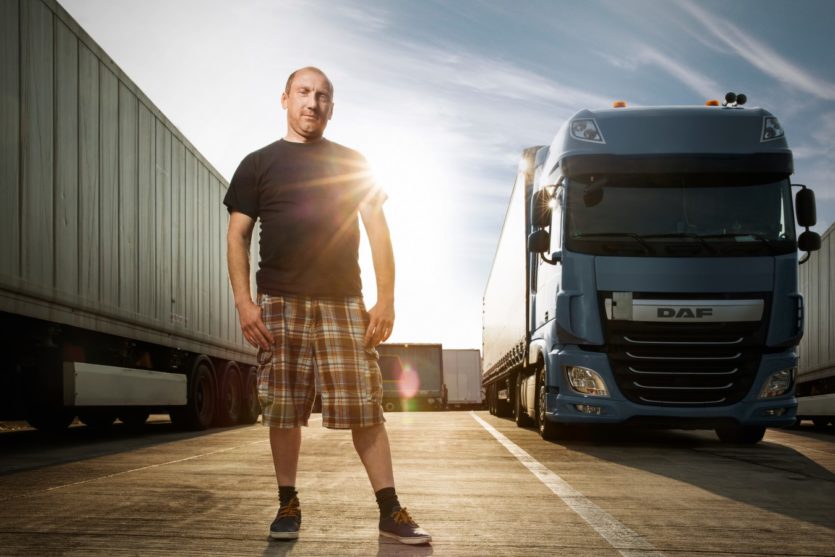 Männerporträt mit Trucker