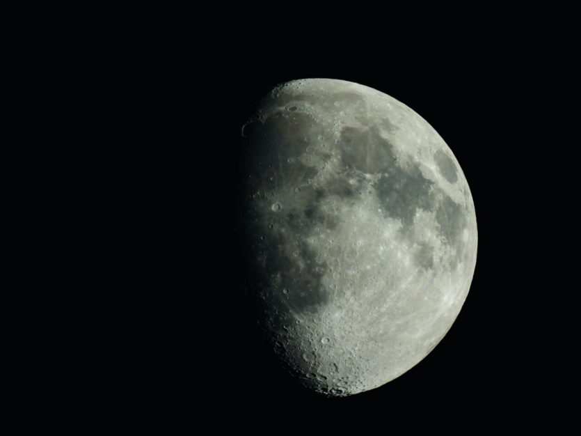Aufnahme mit Nikon Coolpix P950 Selbst aus der Hand gelingen ansprechende Bilder des Mondes. Hier mit dem entsprechenden Motivprogramm ohne nachträglichen Beschnitt. Kamera: Nikon Coolpix P950, Einstellungen: 2000 mm (KB), f/6,5, 1/500 s, ISO 360.