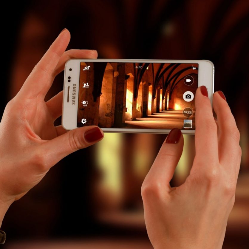 Tipp für gute Handy-Bilder: Smartphone mit beiden Händen halten.