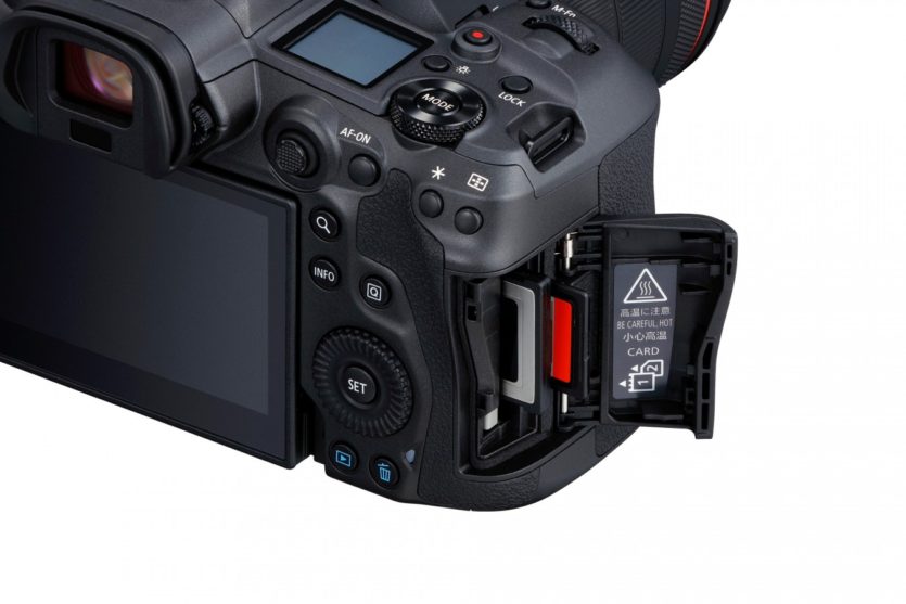 Beide Kameras haben zwei Speicherkarten-Slots. Die EOS R5 (hier im Bild) nutzt SD- und CFexpress-Medien, die EOS R6 ausschließlich SD-Karten