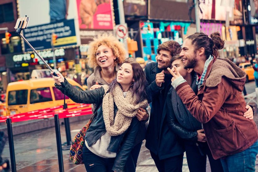 Eine Gruppe junger Menschen mit Selfie-Stick in New York