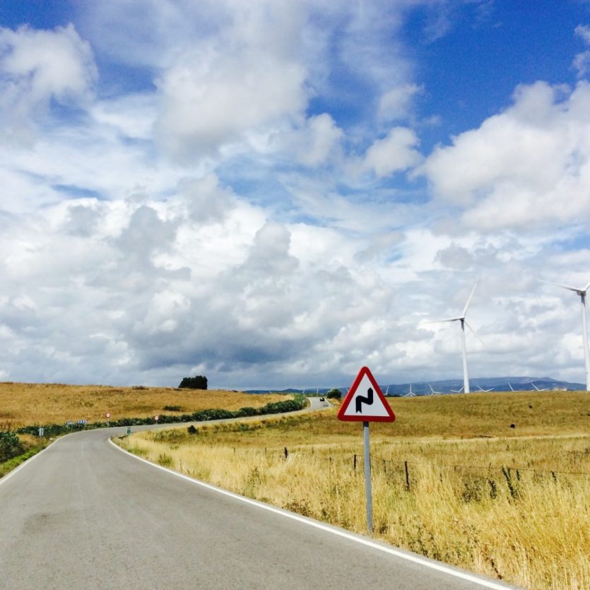 Landschaftsfotografie: Straße und Felder unter blauem Himmel