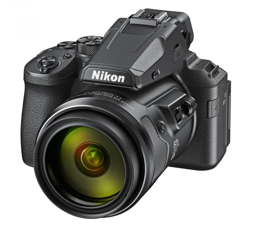 Nikon Coolpix P950 Die Coolpix P950 hat die Größe einer mittelgroßen Spiegelreflexkamera. Neu ist unter anderem der Blitzschuh.