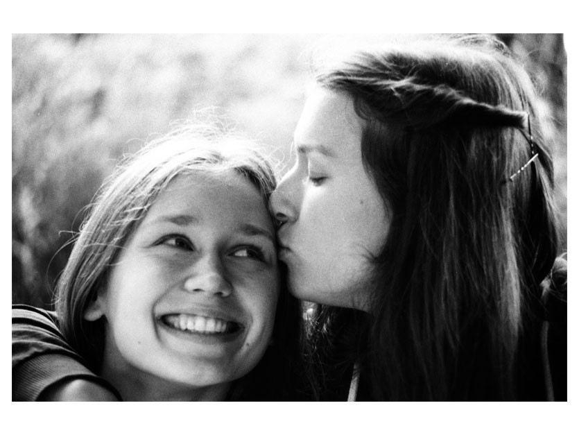 Porträtfoto von zwei jungen Frauen in Schwarzweiß
