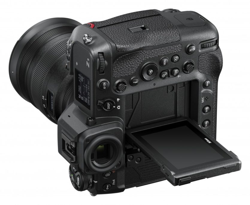 Der Monitor der Nikon Z9 lässt sich auch im Hochformat so kippen, das der Fotograf das Motiv von oben beurteilen kann.