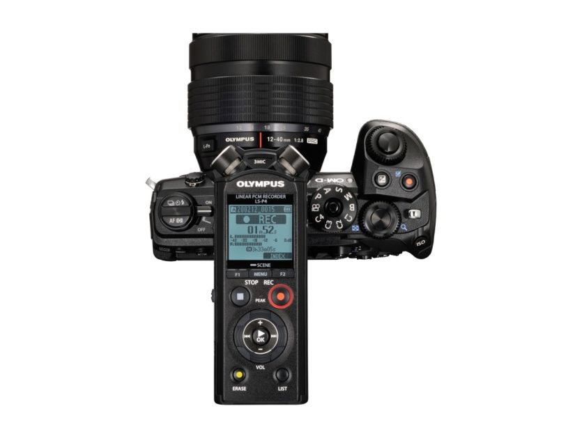 Für die Tonaufnahmen lässt sich der Olympus-Rekorder LS-P4 nutzen, der mit Firmware 1.10 Slate-Ton unterstützt, um die Audioaufnahme besser mit dem Video abzugleichen. Neu auf der Kameraoberseite ist der Belichtungskorrekturknopf.