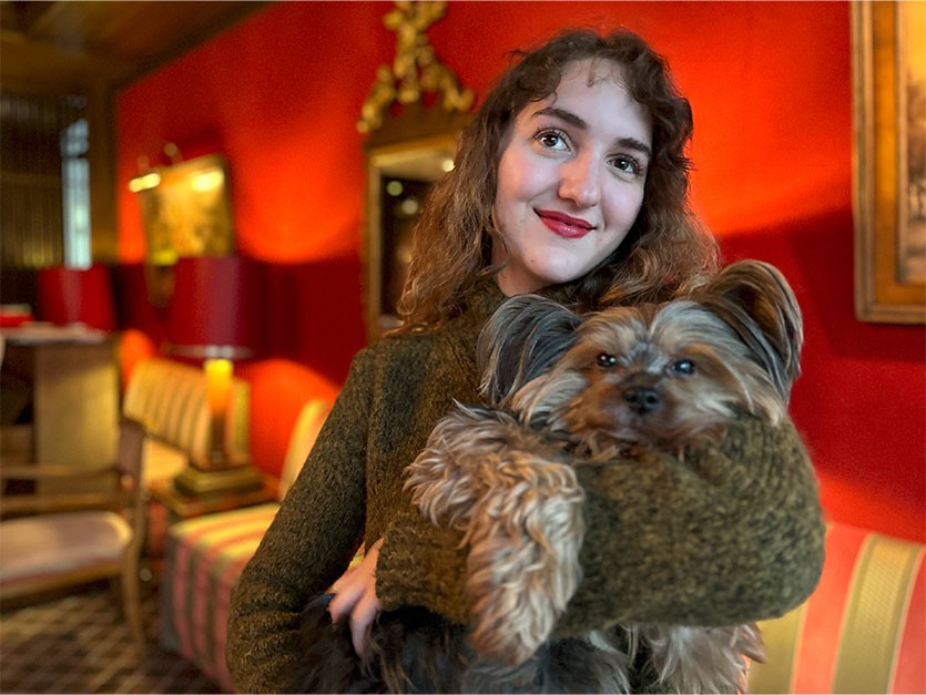 Frauenporträt mit Hund