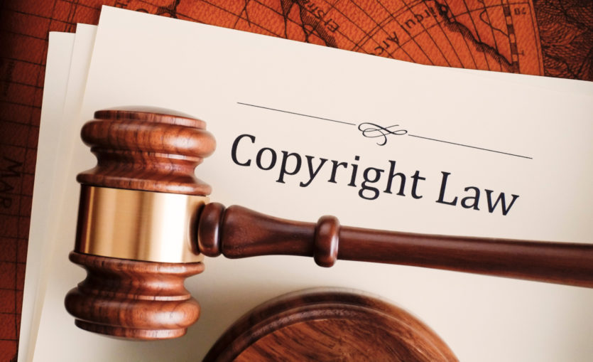 Richterhammer auf Dokument zum Urheberrecht, KI und Recht