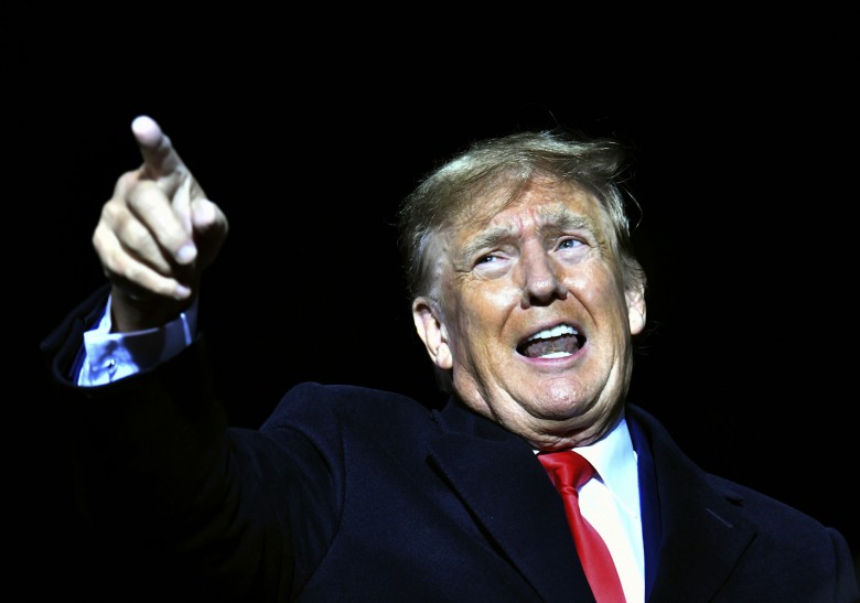 Portrait von Donald Trump, der mit dem Finger zeigt.
