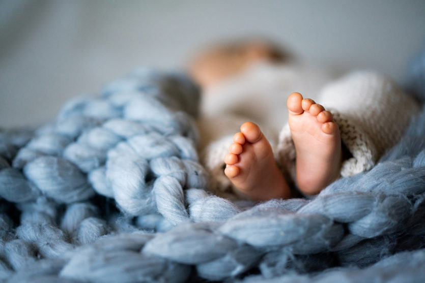 Detailaufnahme der Füße eines Neugeborenen