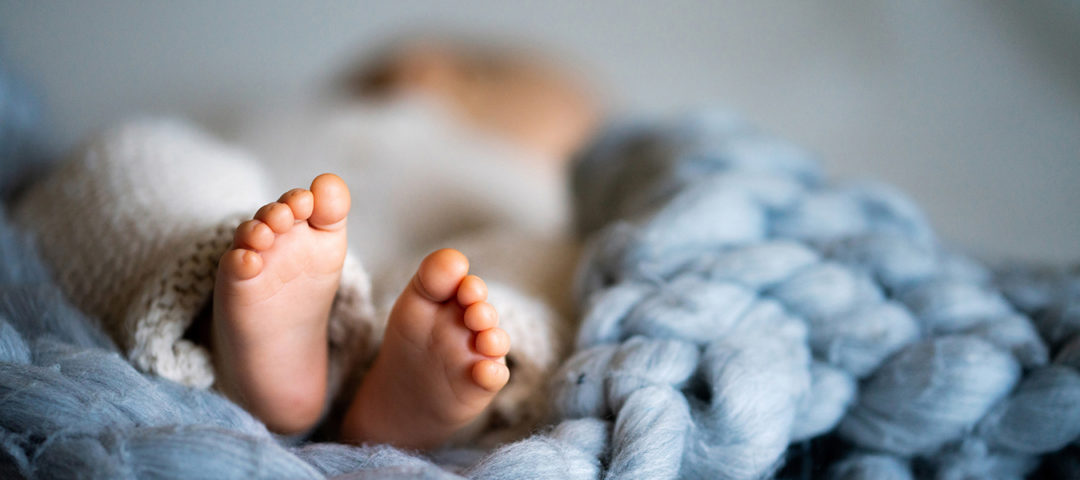 Detailaufnahme der Füße eines Neugeborenen