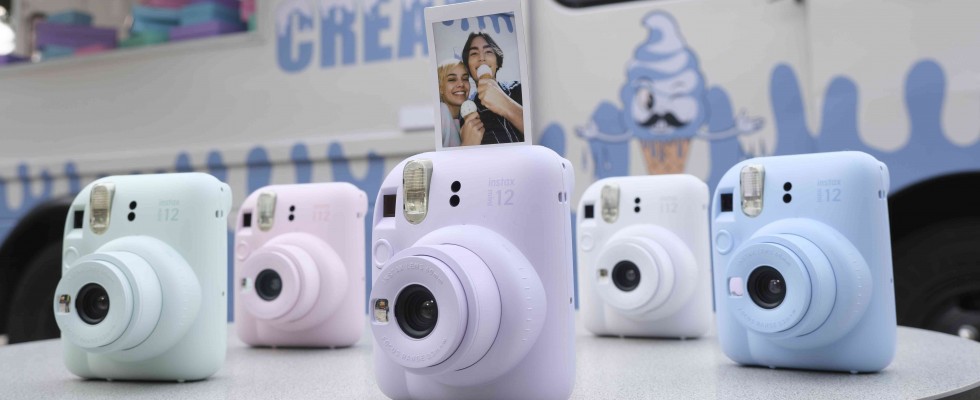 Fujifilm Instax mini 12, Sofortbildkamera, Kamera, mini 11, Objektiv, Autofokus, Festbrennweite, 2023, Selfie, INSTAX UP! App