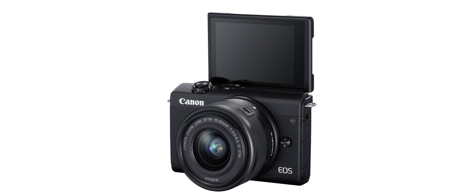 Die Canon EOS M200 mit aufgeklappten Monitor