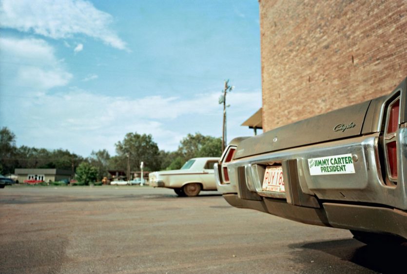 Fotografie von William Egglestone: Straßenszene mit amerikanischen Autos