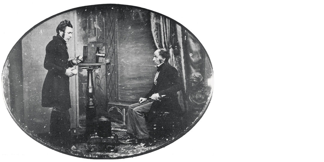 Geschichte der Fotografie: Daguereotypist bei der Arbeit (1843)