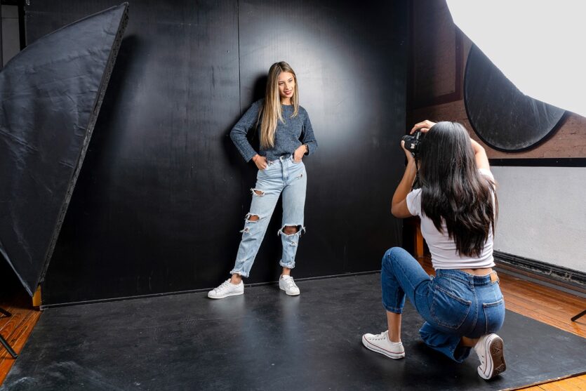 Fotografin und Model beim Shooting