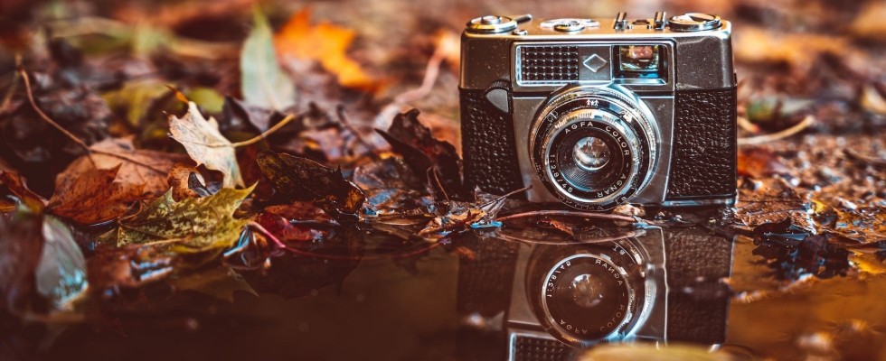 Alte Kamera auf Herbstboden