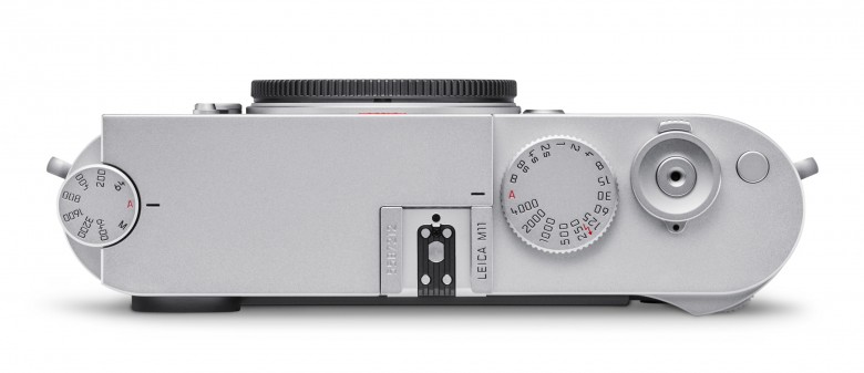 Leica hat die abnehmbare Bodenplatte weggelassen, sodass der Akku nun einfacher zugänglich ist.