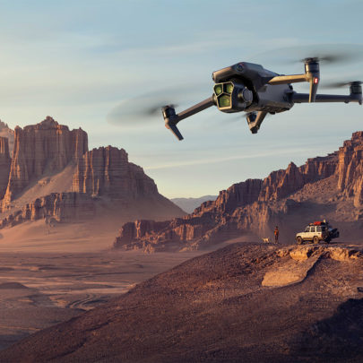 Die Drohne Mavic 3 Pro über einer felsigen Landschaft
