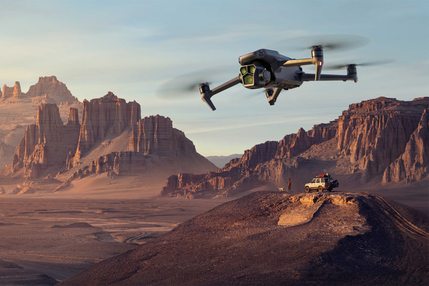 Die Drohne Mavic 3 Pro über einer felsigen Landschaft