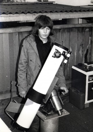 Michael Martin als Dreizehnjähriger mit seinem Teleskop in der selbstgebauten Sternwarte in Gersthofen.