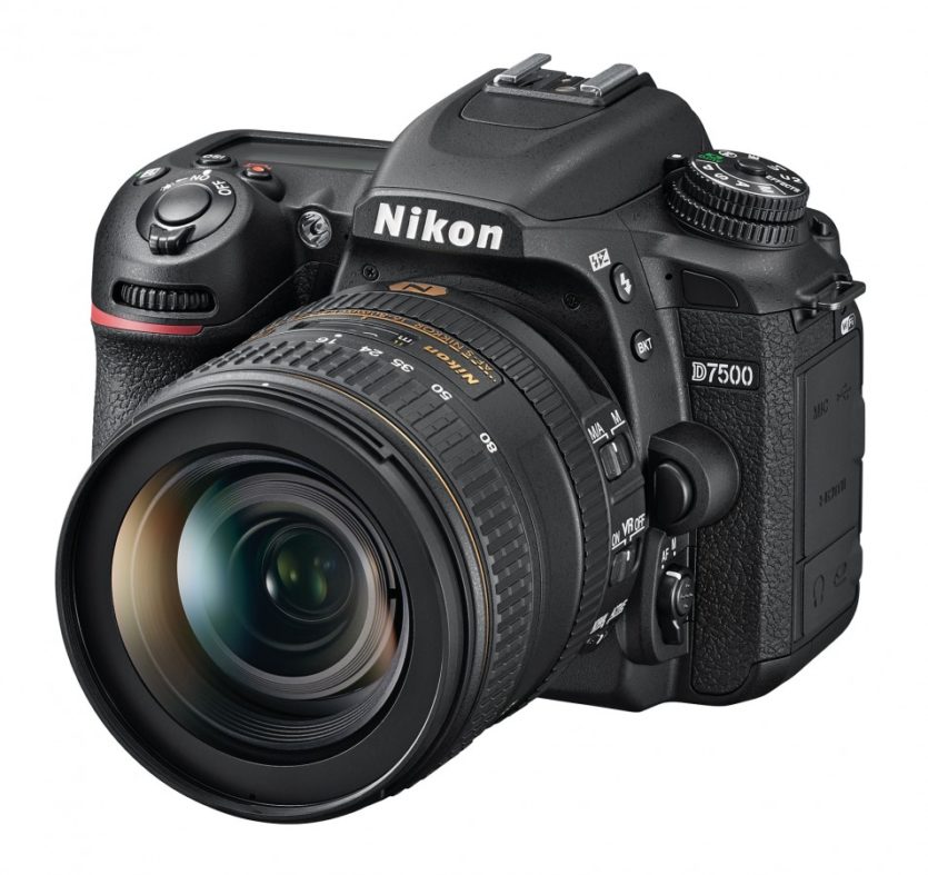 Nikon D7500 schräg