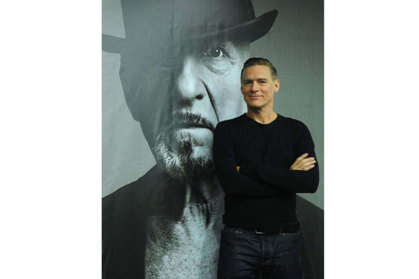 Bryan Adams vor Picasso Porträt