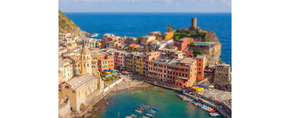 Mediterraner Ort am Meer mit einem Unschärfe-Effekt.