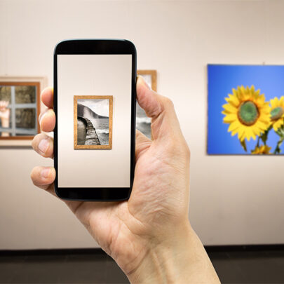 Person fotografiert mit dem Handy in einer Ausstellung