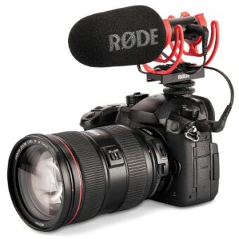 Røde VideoMic Go II mit Rycote-Schwinghalterung am Blitzschuh einer Kamera.