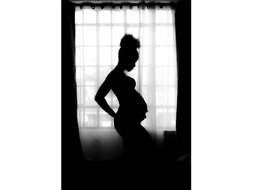 Fotos im Gegenlicht zeichnen Silhouette die den Babybauch besonders schön hervorheben