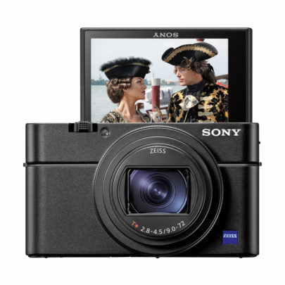 Der Monitor lässt sich bei der Sony RX100 VI in die Selbstportraitposition klappen.