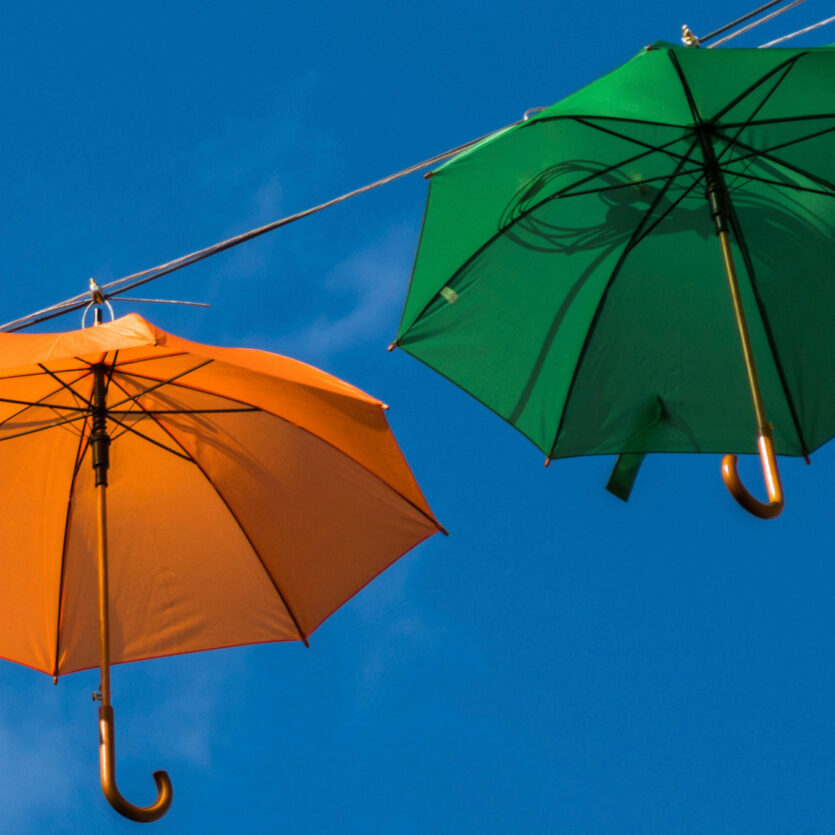 Bildausschnitt bunte Regenschirme auf Leine