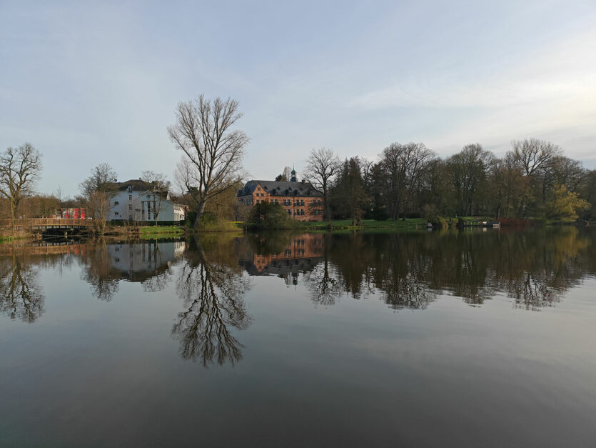 Schlosspark mit See