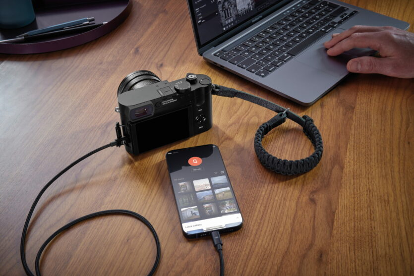 Idealerweise wird die Leica Q3 mit dem Leica Fotos-Kabel mit einem Smartgerät verbunden.