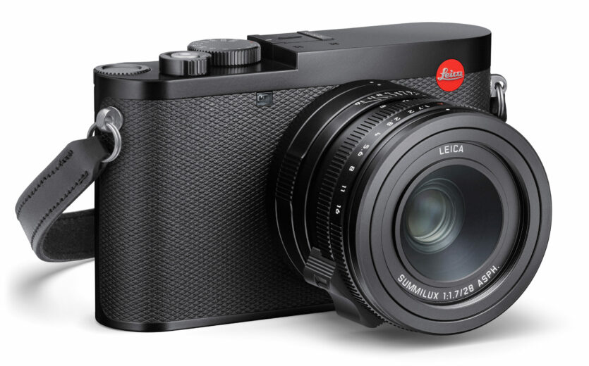 Die Leica Q3 mit Kamerariemen.