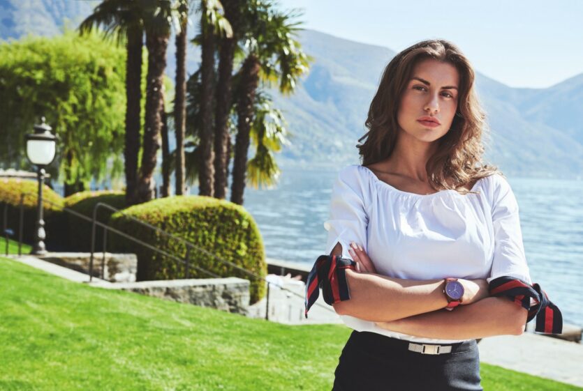 Porträtfoto Model mit Bergen im Hintergrund