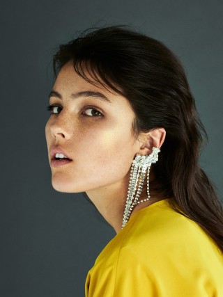 Porträtfoto junges Mädchen mit Ohrring